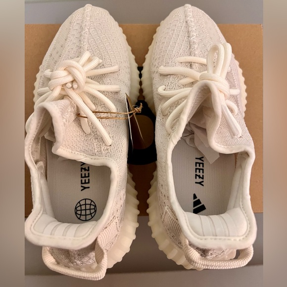 Yeezy Boost 350 V2 - Picture 7 of 10